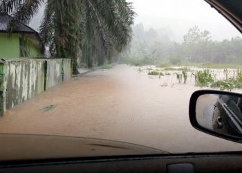 Banjir menggenangi sejumlah daerah di Air Bangis, Pasaman Barat (Foto: WhatsApp Group PMI Pasbar)
