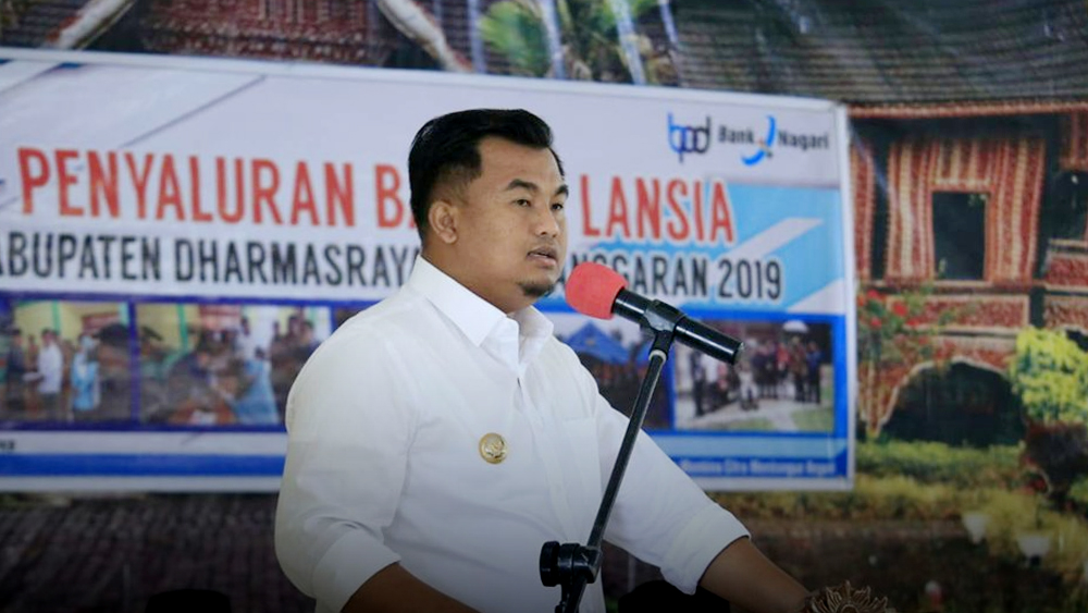Bupati Dharmasraya Serahkan Bansos untuk 228 Lansia di Koto Besar