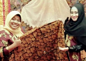 Dewi Hapsari Kurniasih (42) memperlihatkan model Batik Mande Rubiah (Foto: Humas Pemkab Pessel)