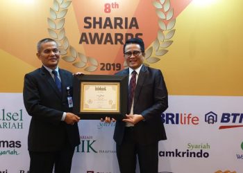 Direktur Kredit dan Syariah Bank Nagari Hendri (kiri) menerima penghargaan Infobank Syaria Award 2019. Foto: Humas BN