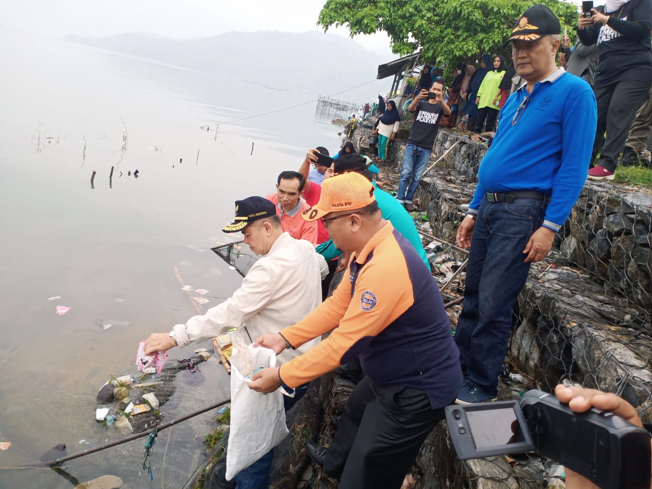 Aksi Bersih Danau Menuju Singkarak Bebas Sampah