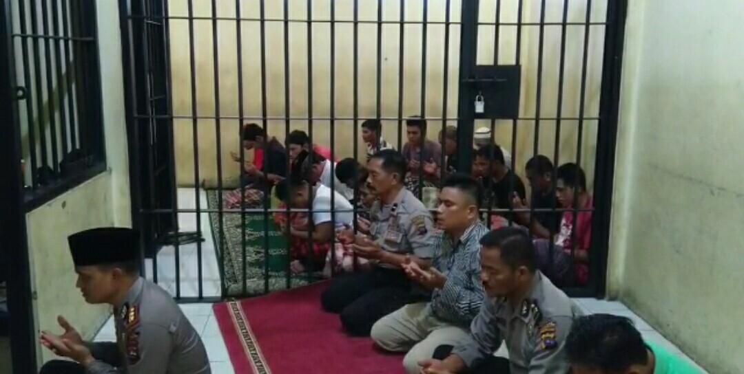 Video Kapolres Pesisir Selatan Pimpin Salat Zuhur di Sel Tahanan
