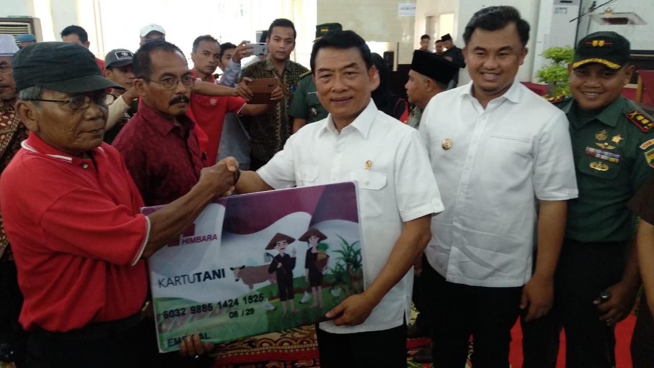Wujudkan Kedaulatan Pangan, Moeldoko Sebar Kartu Tani di Dharmasraya