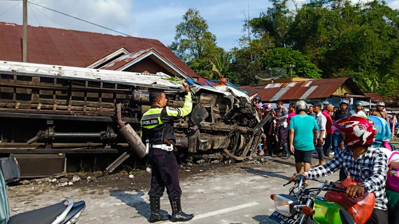 8 Kendaraan Kecelakaan Beruntun di Tanah Datar, Nyawa Istri Sopir Truk Melayang