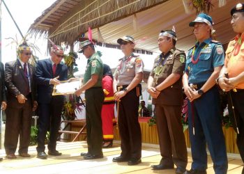 Sujumlah instansi menerima penghargaan dari Bupati Mentawai, Yudas Sabaggalet (Foto: Humas Pemkab Mentawai)