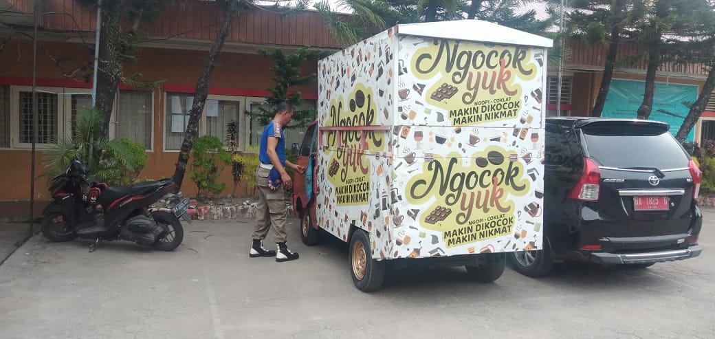 Nyeleneh, Usaha Minuman “Ngocok Yuk” Ditertibkan Satpol PP Padang