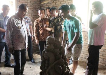 Bupati Pasaman, Yusuf Lubis meninjau penemuan Arca di Padang Nunang, Pasaman (Foto: Humas Pemkab Pasaman)