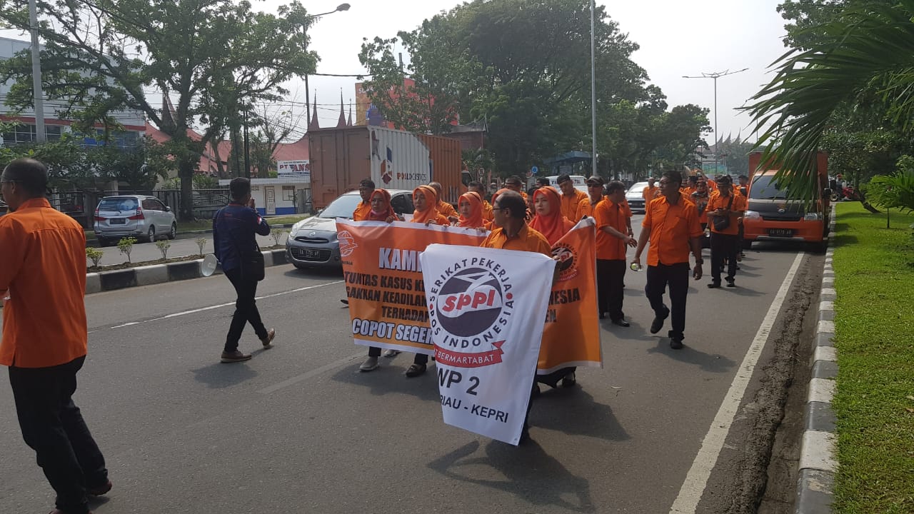 Merasa Dizalimi Perusahaan, Puluhan Karyawan PT Pos Padang Demo ke DPRD Sumbar
