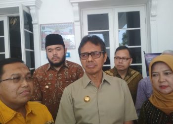 Direktur Warisan dan Diplomasi Kebudayaan, Kementerian Pendidikan dan Kebudayaan (Kemendikbud RI), Nadjamuddin Ramly (baju kuning) (Foto: Rahmadi)