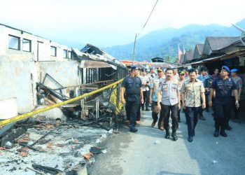 Kapolda Sumbar tinjau lokasi kebakaran asrama Brimob di Padangpanjang, Kamis, (10/10/2019). Foto : Humas Polda Sumbar