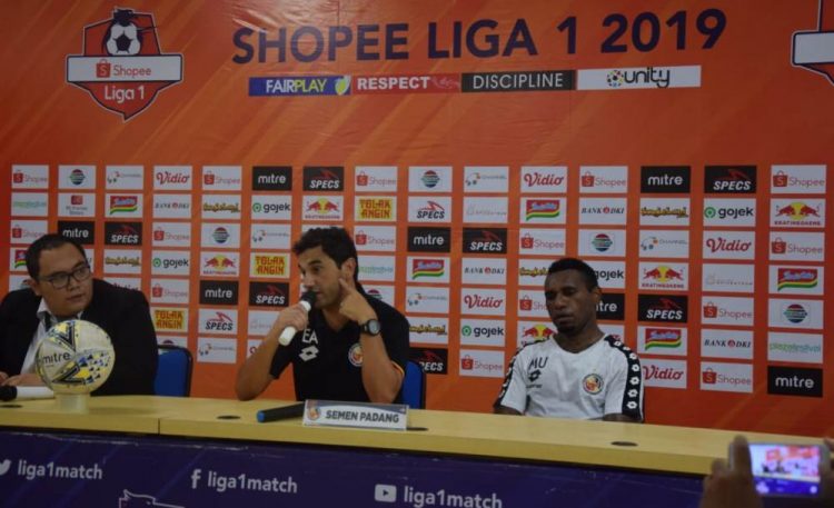 Eduardo Almeida dan Mariando Urapmobin dalam jumpa pers usai pertandingan. (Foto: Media Officer SPFC)