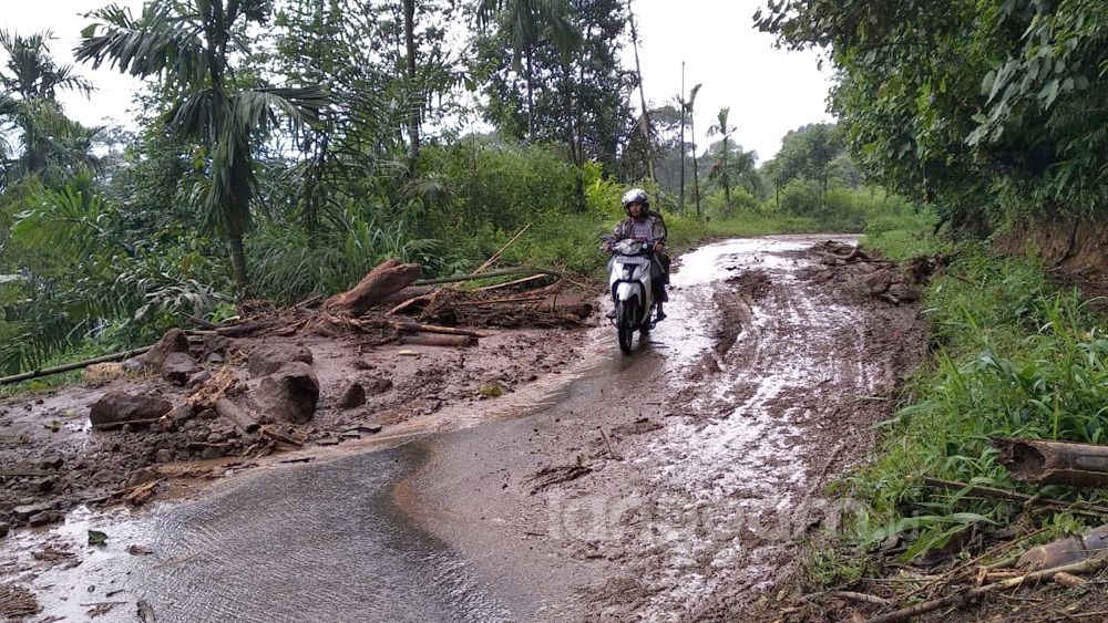 Longsor di Pasbar, Jalur ke Pasaman Sempat Terputus Hampir 2 Jam