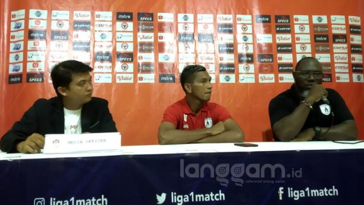 Pelatih Persipura Jayapura Jackson F Thiago dalam jumpa pers setelah pertandingan. (Foto: Osh)