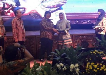 Ilustrasi - Menteri LHK Siti Nurbaya saat menyerahkan penghargaan lingkungan hidup untuk Sumbar. (Foto: sumbarprov.go.id)