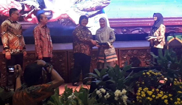 Ilustrasi - Menteri LHK Siti Nurbaya saat menyerahkan penghargaan lingkungan hidup untuk Sumbar. (Foto: sumbarprov.go.id)