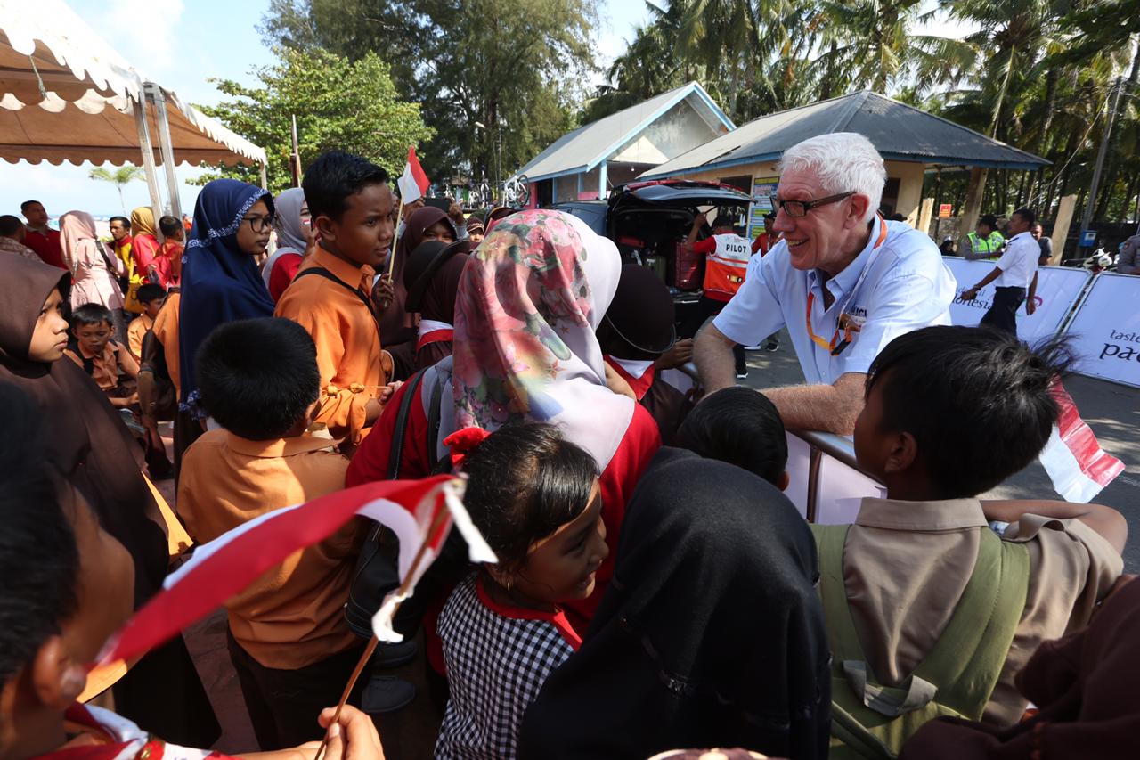 Juri Tour de Singkarak Asal Belanda dan Irlandia Terpincut Masakan Minang