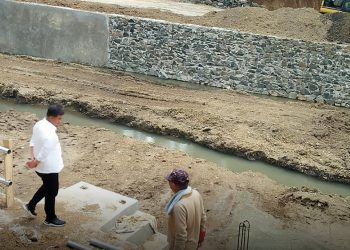 Bupati Kabupaten Dharmasraya, Sutan Riska Tuanku Kerajaan meninjau pembangunan Embung Gajah Meno di Nagari Sungai Duo, Kecamatan Sitiung (Foto: Humas Pemkab Dharmasraya)