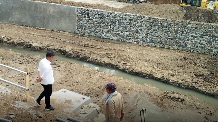 Bupati Kabupaten Dharmasraya, Sutan Riska Tuanku Kerajaan meninjau pembangunan Embung Gajah Meno di Nagari Sungai Duo, Kecamatan Sitiung (Foto: Humas Pemkab Dharmasraya)