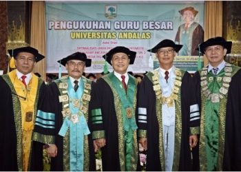 Eva Decroli (tengah) dikukuhkan sebagai Guru Besar Ilmu Penyakit Dalam Universitas Andalas. (Foto: Humas Unand)