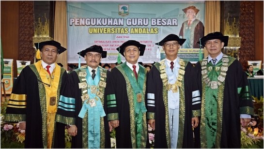 Eva Decroli (tengah) dikukuhkan sebagai Guru Besar Ilmu Penyakit Dalam Universitas Andalas. (Foto: Humas Unand)