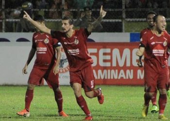 Selebrasi Flavio Beck Junior usai mencetak gol ke gawang Kalteng Putra di Stadion H Agus Salim Padang Kamis (21/11). (Sumber: IG @semenpadangfcid)