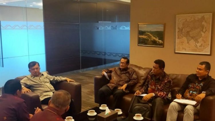 Mantan Wakil Presiden Jusuf Kalla berdiskusi dengan Rektor UNP Ganefri dan perwakilan dari perguruan tinggi tersebut. (Foto: Humas UNP)