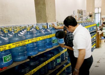 Sejumlah galon air minum dengan merek SMS di gudang PT. Agrimitra Utama Persada Kota Padang disegel Polda Sumbar (Foto: Istimewa)