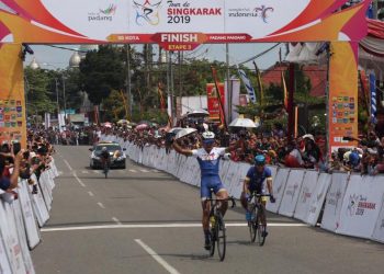 Pembalap Filiphina Ismael Jr. Grospe berhasil menjadi yang terdepan pada etape ketiga Tour de Singkarak (TdS) 2019, Senin (4/11/2019). (Foto: Tim Media TdS 2019)