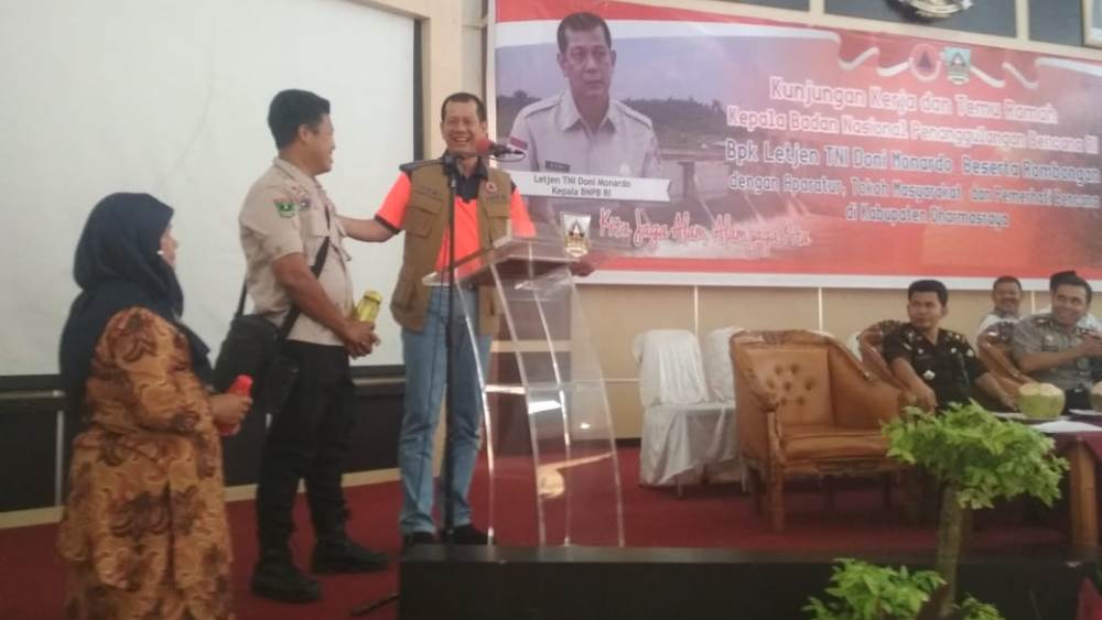 Ajak Kurangi Sampah Plastik, Kepala BNPB Beri Hadiah untuk Pengguna Tumbler