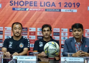 Pelatih Semen Padang Eduardo Almeida (tengah) didampingi Yu Hyun Koo (kiri) dan Media Officer SPFC Roni Valega (kanan). (Foto: Dok. Media Officer SPFC)