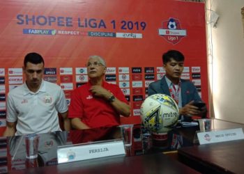 Pelatih Persija Jakarta Edson Tavares (tengah) dalam jumpa pers sebelum pertandingan. (Foto: Media Officer SPFC)