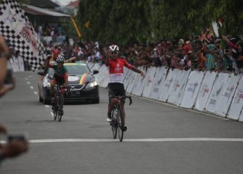 Pembalap Indonesia Novardianto Jamalidin finis terdepan dalam etape 8 Tour de Singkarak 2019. (Foto Tim Media TdS 2019)