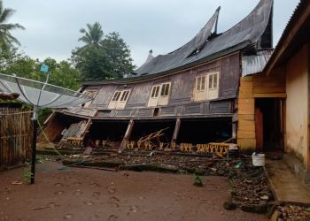 Salah satu bangunan Rumah Gadang yang miring akibat angin puting beliung di Kabupaten Limapuluh Kota (Sumber: BPBD Limapuluh Kota)