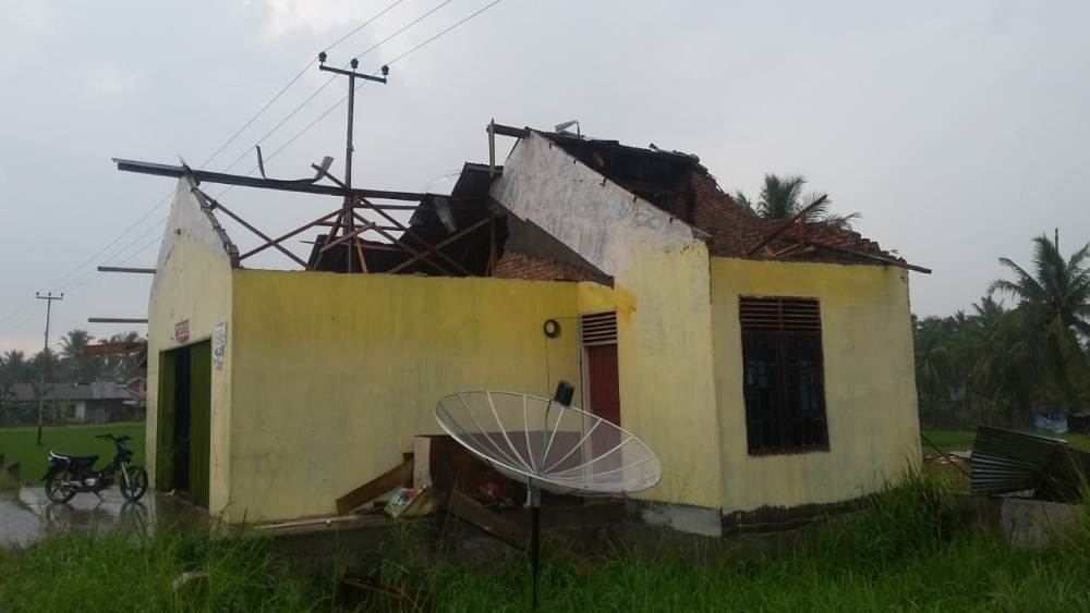 Akibat Puting Beliung di Limapuluh Kota, 29 Bangunan Rusak dan Seekor Sapi Mati