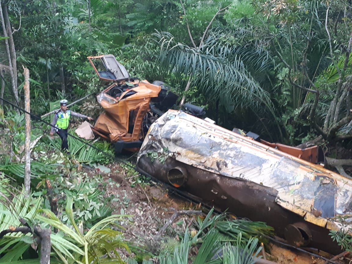 Rem Blong, Truk CPO di Pesisir Selatan Masuk Jurang
