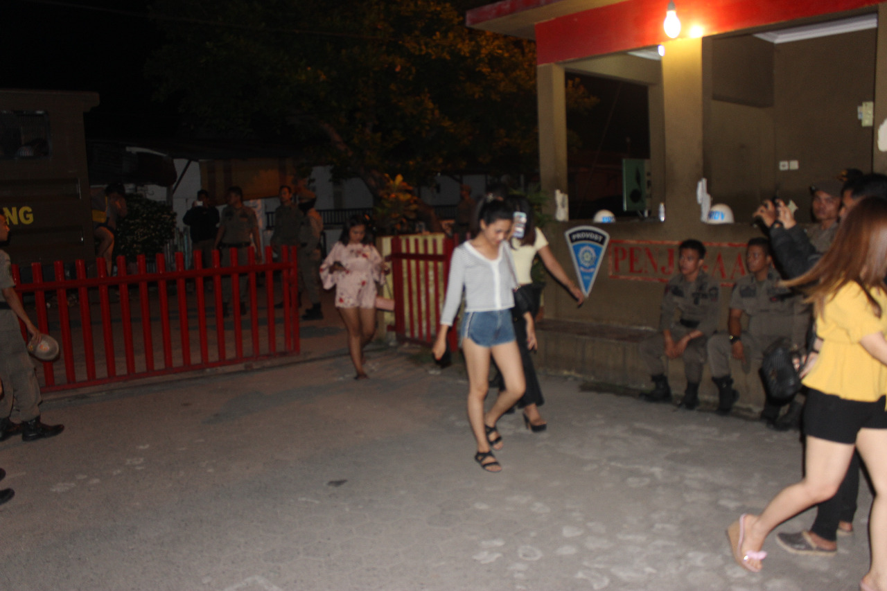 Razia Tempat Hiburan Malam, 7 Wanita Seksi Digelandang Satpol PP Padang