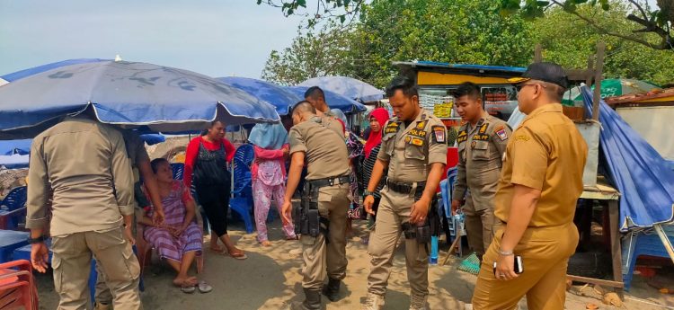Penertiban lapak PKL di Pantai Padang oleh Satpol PP Padang. (Foto: ist)