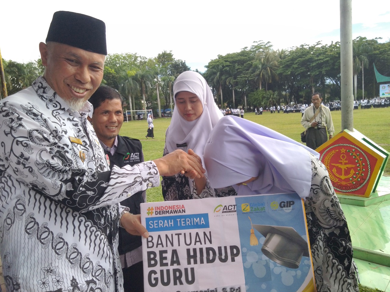 Hari Guru, 3 Guru di Padang Dapat Beasiswa ACT Sumbar