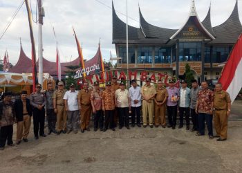 Foto bersama tim penilai dari Provinsi Sumbar di Nagari Situjuah Batua, Kabupaten Limapuluh Kota. (ist)