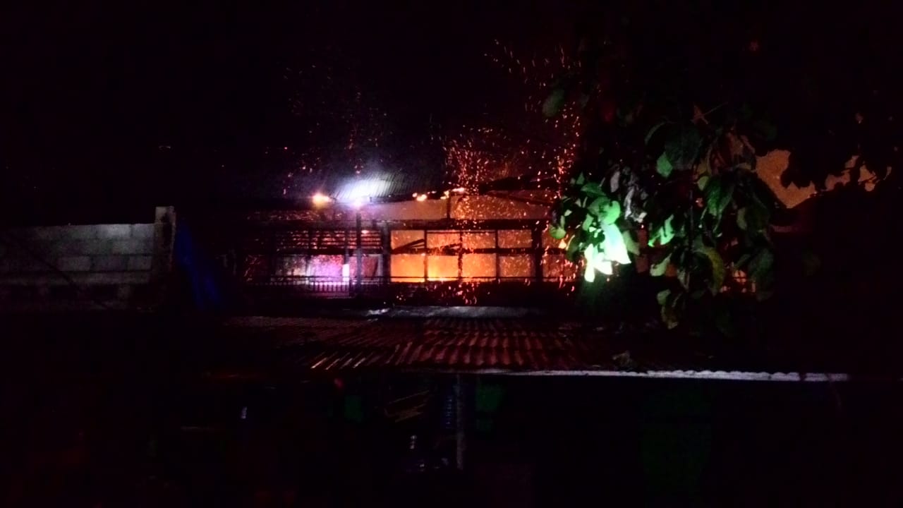 Tengah Malam, 2 Unit SD Terbakar di Indarung