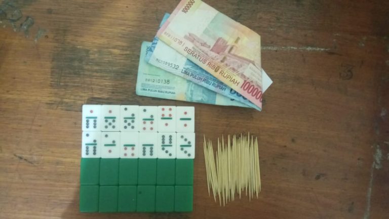 Asyik Berjudi Pakai Domino, 4 Sopir Truk Berurusan dengan Polisi di Payakumbuh