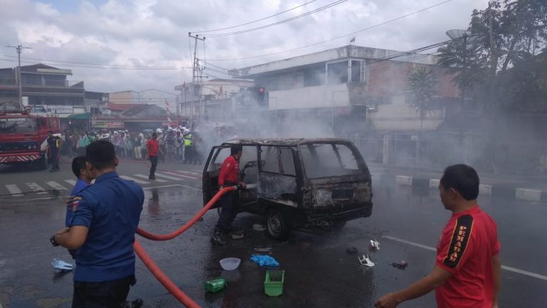 Mobil Terbakar di Tengah Jalan di Bukittinggi