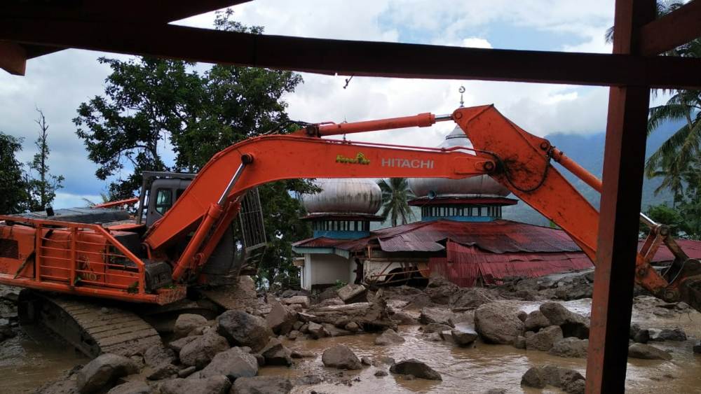 Korban Banjir Bandang di Agam Mengungsi ke Rumah Sanak Keluarga, Material Dibersihkan