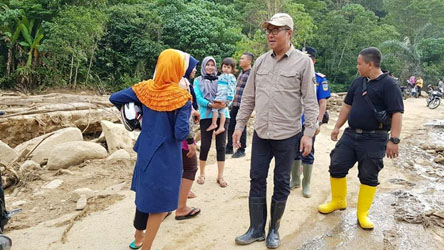 Salurkan Bantuan, Wabub Solok Selatan Terobos Lokasi Banjir yang Sulit Diakses
