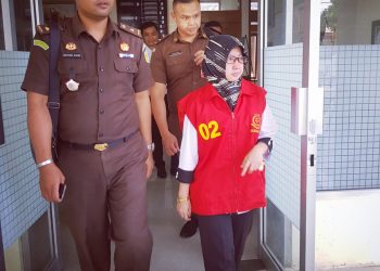 Tersangka kasus dugaan korupsi di Solok dibawa ke Rutan Padang. (ist)