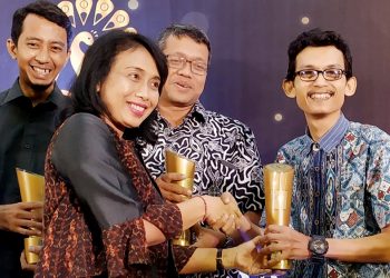 Jurnalis Langgam.id, Riki Chandra menerima piala penghargaan dari Menteri PPPA, Bintang Puspayoga (Foto: Istimewa)
