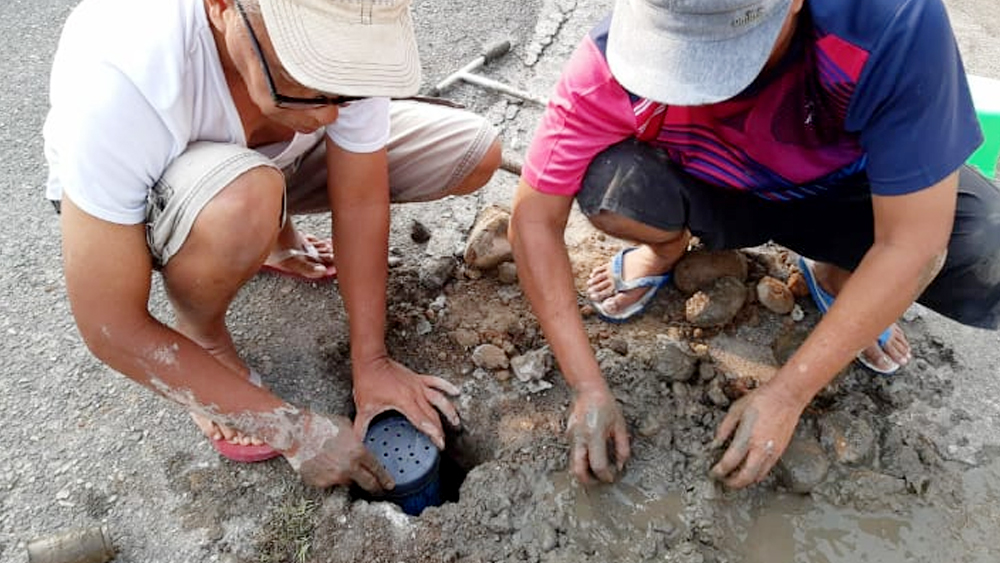 Antisipasi Banjir, Warga Asratek Buat Lubang Biopori