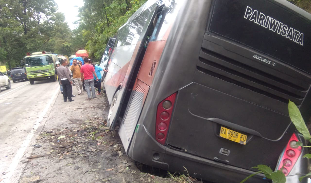 Bus Bawa Rombongan Sekolah Tabrakan Beruntun di Sitinjau Laut, 12 Siswa Luka-luka