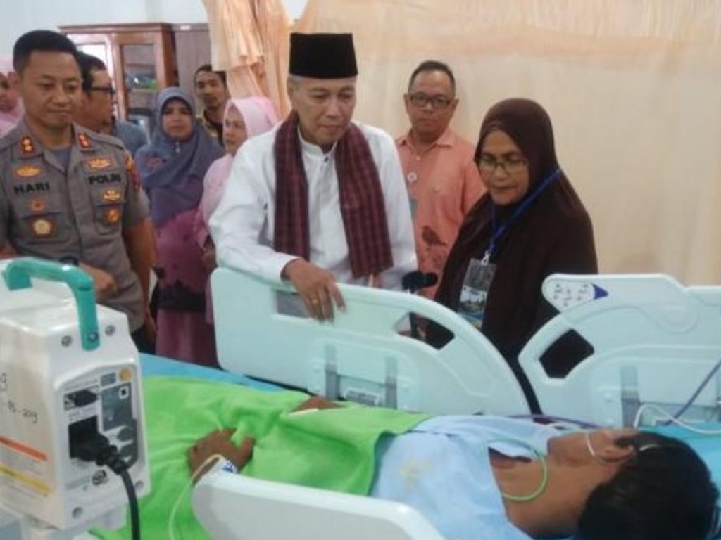 Bezuk Korban Bentrokan 2 Nagari, Ini Pesan Bupati Tanah Datar
