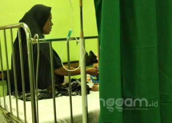 Aina Talita Zahran, Balita 3,5  mengalami kanker kulit dan tumor ganas pada wajah saat berada di RSUP M Djamil Padang bersama orang tuanya. (Foto: Irwanda)